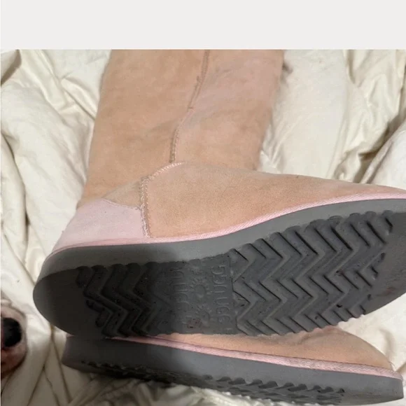 UGG pink boots near new  size 8w pink shearling lined 
UGG worn 1-2 times - Picture 3 of 8